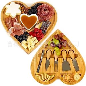 Bandeja de queso de madera en forma de corazón Yu Feifan de doble capa con juego de cubiertos para servir aperitivos y delicatessen en fiestas - Product Image 1