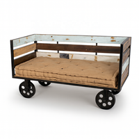 Canapé-chariot industriel à deux places avec roulettes et capitonnage |   Canapé-lit en bois avec rembourrage en mousse |   Salon rustique d'un appartement, restaurant