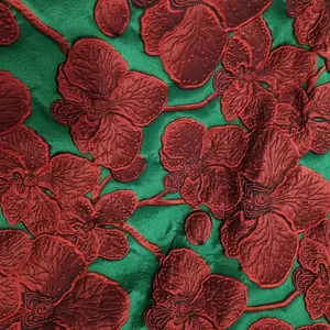 महिलाओं की पोशाक के लिए उच्च गुणवत्ता वाले थोक कस्टम पॉलिएस्टर पुष्प उभरा हुआ लाल बुना गुलाब जैक्वार्ड ब्रोकेड कपड़ा