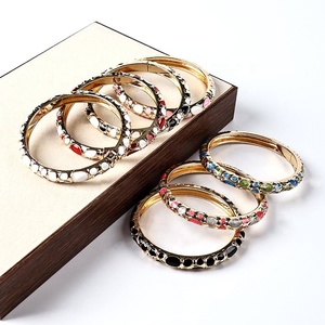 Venta al por mayor de fábrica: Nuevo amuleto vintage de aleación de cobre con patrón tradicional chino, chapado en oro, esmaltado y con efecto de goteo de aceite, a la moda. - Product Image 2