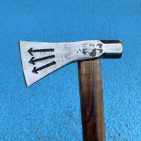 Hache Tomahawk en acier inoxydable forgé avec manche en bois, logo personnalisé Hongrui, outil de survie portable pour le camping en plein air