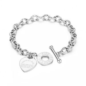 Bracciale con ciondolo a cuore inciso in 3 colori, bracciale a catena in acciaio inossidabile con chiusura a T per donna - Product Image 4