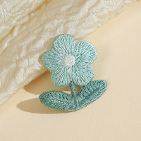 Patchs brodés de fleurs de dessin animé, thermocollants ou à coudre, adaptés aux accessoires vestimentaires DIY tels que vêtements, sacs et chapeaux