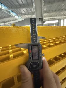 Suelo <span class=keywords><strong>de</strong></span> cubierta Resistencia al fuego al aire libre Características Precio razonable Fibra <span class=keywords><strong>de</strong></span> vidrio <span class=keywords><strong>Placa</strong></span> <span class=keywords><strong>de</strong></span> alta resistencia con rejilla FRP antideslizante - Product Image 2