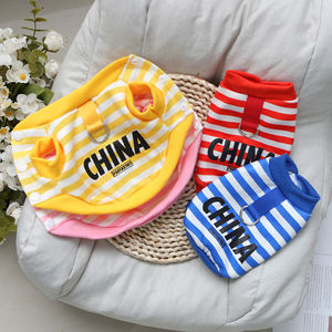 Chaleco a rayas para mascotas con estampado chino, ropa para perros y gatos con correa para paseos, material de poliéster, origen Zhejiang - Product Image 1
