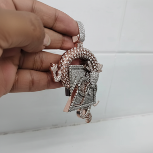 จี้รูปมังกรแบบ Iced Out ประดับเพชรโมอิสซาไนต์ทรงกลม สไตล์ฮิปฮอป พร้อมเงินแท้ 925 สองสี จี้และเครื่องประดับคุณภาพสูง - Product Image 1