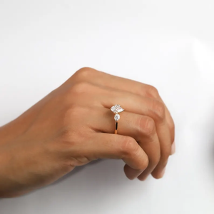 Anillo de compromiso de lujo con tres diamantes en forma de lágrima, en oro macizo, diseño Art Deco, para promesa o boda. - Product Image 6