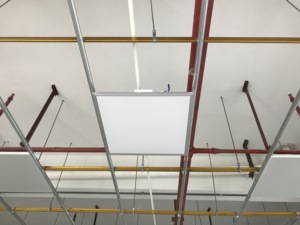 Faux <span class=keywords><strong>plafond</strong></span> en aluminium à grain de bois 600*600 mm Panneau de <span class=keywords><strong>plafond</strong></span> en aluminium à texture de bois 2*2 pieds pour décoration intérieure - Product Image 5