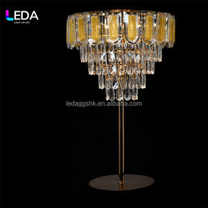 Support de fleurs en métal doré LEDA, centre de table avec support en métal et cristal, avec éclairage pour la décoration de mariage, de fête ou d'événement - Product Image 1