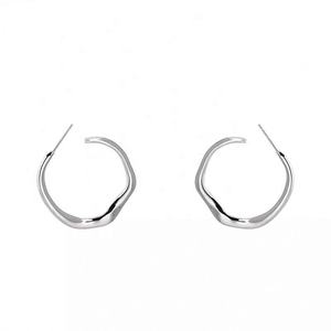 Boucles d'oreilles tendance asymétriques de grande taille pour femmes européennes et américaines avec placage or/argent, motif papillon, forme géométrique - Product Image 5