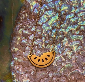 Collar con colgante de sandía de fruta, acero inoxidable chapado en oro, sutil, elegante, solidaridad palestina, joyería pro Palestina - Product Image 3