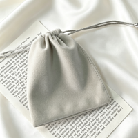 Pochette à cordon en velours gris clair personnalisée, sac de rangement pour bijoux en velours doux pour collier, bague, boucles d'oreilles, emballage cadeau de marque