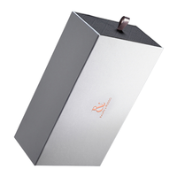 Boîte cadeau rigide en carton blanc avec logo personnalisé, couvercle et base rigides, finition mate, gaufrage, cadre photo