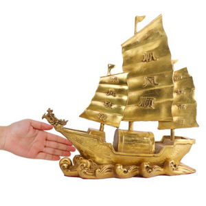 Une figurine de bateau à voile lisse avec une tête de dragon. Un bateau naviguant sur la mer. Objet décoratif pour le salon ou le bureau. - Product Image 4