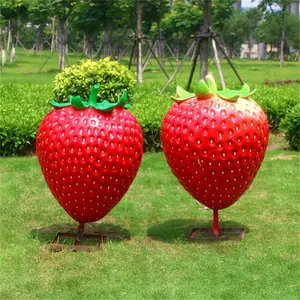 अनुकूलित कला शिल्प आधुनिक उद्यान राल फाइबरग्लास स्ट्रॉबेरी आदमकद मूर्ति यार्ड आउटडोर सजावट फल फाइबरग्लास मूर्तिकला