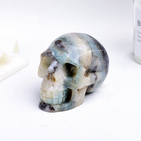 Sculpture de crâne en cristal naturel poli de 3 pouces, artisanat en cristal d'Halloween avec emballage en boîte en papier