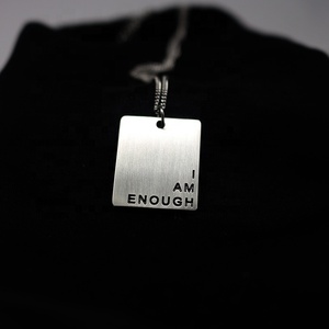 Collar con colgante rectangular de acero mate, joyería geométrica personalizada, símbolos grabados, citas de palabras, mensaje inspirado - Product Image 2