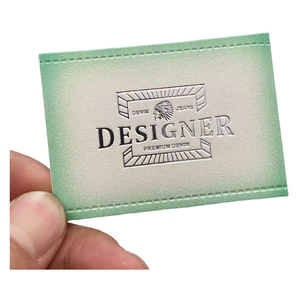 Etiqueta de cuero PU cosida personalizada de calidad de lujo de fábrica, etiqueta de cuero con logotipo bordado de lámina plateada en relieve para sombreros/pantalones vaqueros - Product Image 3