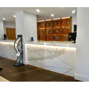 A pedra artificial cinzenta do mármore da cor personalizada do tamanho fabrica a linha de produção pedra da engenharia para escadas da parede do hotel