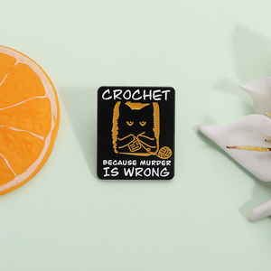 Nähen, weil stechende Menschen falsch sind Emaille Pin lustige Katze Meme Brosche Schmuck Geschenk für Handwerker Freunde - Product Image 2