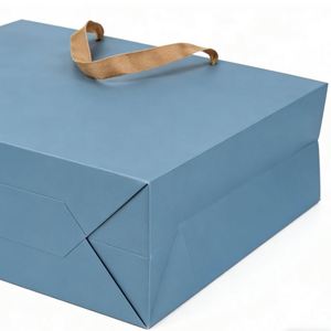 Bolsa de Cartón Azul para Compras, Plegable, Reciclable, con Asas de Algodón Trenzado y Logotipo Impreso Personalizado - Product Image 2