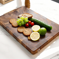 Produit Tendance 2026 : Planche à découper de luxe en bois massif à grain apparent, de forme rectangulaire, avec poignée en acier inoxydable pour accessoires de cuisine