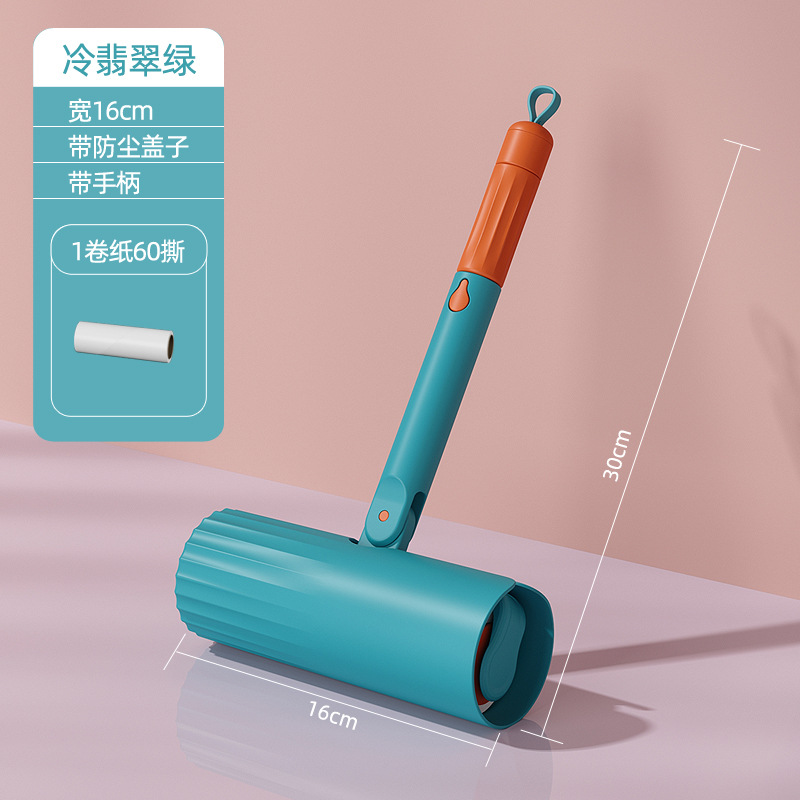 Cepillo raspador de polvo con mango corto verde.