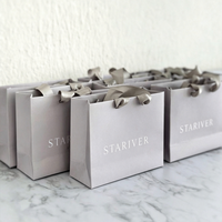 Sac en papier gris personnalisé avec logo imprimé de la même couleur, poignées en ruban satiné, plusieurs tailles pour l'emballage de bijoux, cosmétiques et vêtements