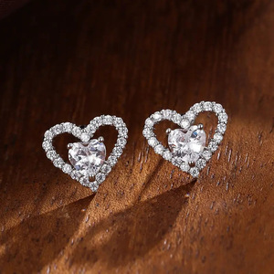 Orecchini a perno a forma di cuore, eleganti e minimalisti, gioielli da donna alla moda, regalo romantico, per l'uso quotidiano, stile da ufficio - Product Image 1