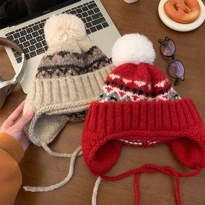 Chapeau en tricot de ski rétro Fair Isle pour femmes Épaissie Chaleur Protection des oreilles Chapeau tricoté <span class=keywords><strong>à</strong></span> <span class=keywords><strong>pompon</strong></span> pour l'automne hiver Tissu de haute qualité - Product Image 4
