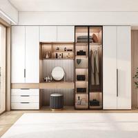 Armoire de chambre moderne en bois avec portes en verre fumé, éclairage LED, tiroirs et étagères personnalisés pour le rangement des vêtements, zone repas