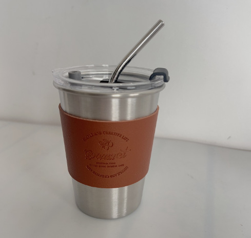 tasse + couvercle de tasse + couvercle + paille