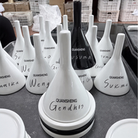Dispositivo de exhibición de aromas en forma de campana de cerámica blanca y negra para probar perfumes, fragancias y aceites esenciales.