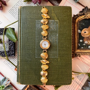 Reloj de Pulsera de Cuarzo Dorado Vintage Hecho a Mano para Mujer, Accesorios de Moda Retro con Diseño Único de Botones y Cuentas, Joyería Personalizada - Product Image 2
