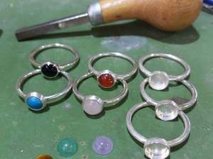 แหวนเงินสเตอร์ลิงสีทองพร้อมพลอยหลากสีขัดเงาตามธรรมชาติแหวนทรงกลมเรียบดีไซน์เรียบง่ายล่าสุดสำหรับ92.5 - Product Image 6