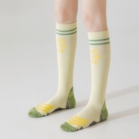 Chaussettes de sport personnalisées aux genoux pour femmes, à pois en coton, en silicone, avec poignée antidérapante, absorbant la sueur, taille jeune, fond avec logo pour le yoga et le pilates