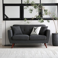 Fauteuil et canapé rembourrés en tissu gris foncé avec pieds en bois massif de style nordique pour appartement et espace de détente - Vente en gros de meubles de maison