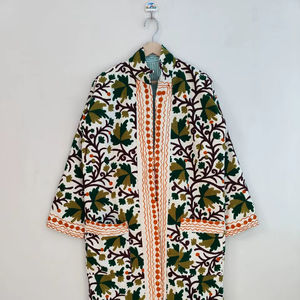 Chaqueta Bomber Larga Bordada a Mano Verde, Abrigo de Invierno para Mujer, Algodón Suzani Reversible, Ecológico y Transpirable - Product Image 1