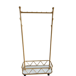 ราวแขวนเสื้อผ้าทันสมัยทำจากโลหะผสมสังกะสี พร้อมกระจกเงาแบบหมุนได้เต็มตัว ดีไซน์ตั้งพื้นถึงเพดาน พร้อมล้อเลื่อนอเนกประสงค์สำหรับแขวนและเก็บเสื้อผ้า - Product Image 4