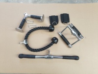Ensemble d'accessoires pour machine à câble commerciale : Poignées de gym, Barre de tirage latéral, Corde de triceps, Accessoires d'entraînement de force, Équipement de fitness