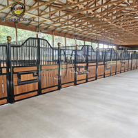 Stalle pour chevaux en bois en forme de V personnalisée, en bambou, avec cloisons galvanisées