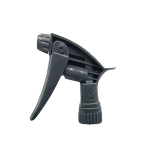 Cabezal de pulverización de plástico negro en forma de T para herramientas de limpieza de automóviles, hecho en Taiwán - Product Image 1