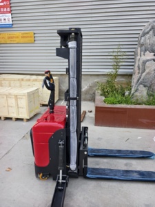Gerbeur électrique Relilift 15 CDD 1,5T à mât simple et pneus pleins pour entrepôt intérieur - Product Image 3