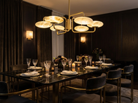 Lustre LED sur mesure au design Art Déco avec texture marbre, installation pour projets de grande envergure, cadre en laiton, pour salon