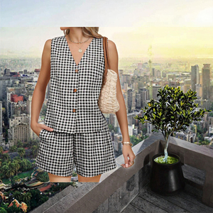 Ensemble deux pièces uni pour femmes, haut sans manches à col en V avec dentelle, short au-dessus du genou, tenue décontractée printemps-été - Product Image 3