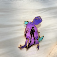 Desain Pin Kerah Glitter Kustom Grosir Gaya Anime Kerajinan Logam Kustom Suvenir Populer Pin Enamel Keras dengan Kaca Berwarna