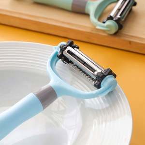 Outil de cuisine multifonctionnel 3-en-1 en plastique PP écologique, éplucheur, râpe et coupe-légumes pour fruits, pommes de terre, carottes et râpe à navets - Product Image 3