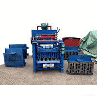 Petite machine à fabriquer des briques en béton produisant différents types de briques, utilisant un moteur électrique ou diesel pour la construction.