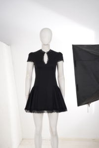 Minivestido negro con encaje y cuello con abertura para mujer, vestido de manga corta con corte en A, atuendo informal de fiesta estilo coquette - Product Image 2