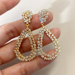 Pendientes brillantes de lujo exagerados, de latón para mujer, chapados en oro de 18 quilates - Product Image 4